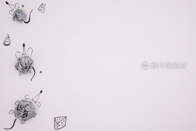 鼠标的形象，用灰色背景的纸条手工制作。