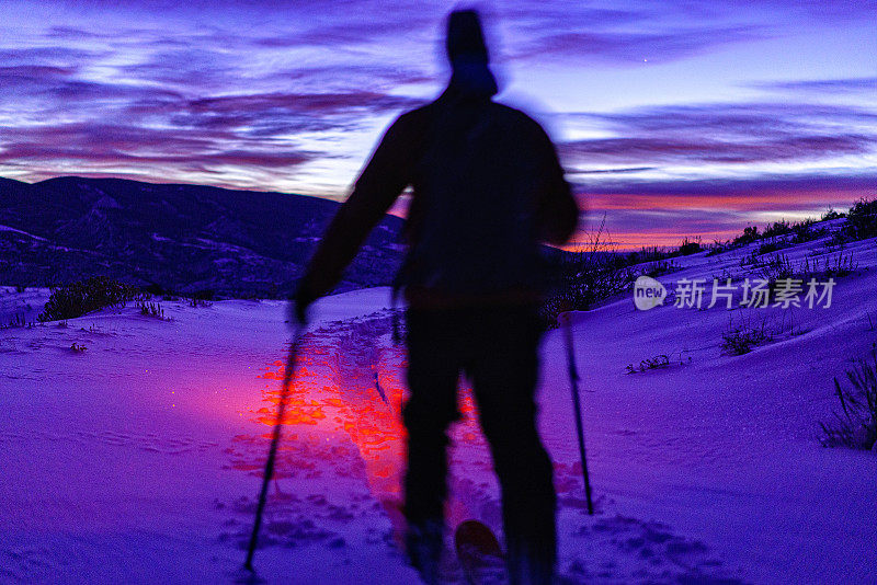 带着头灯的夜晚滑雪