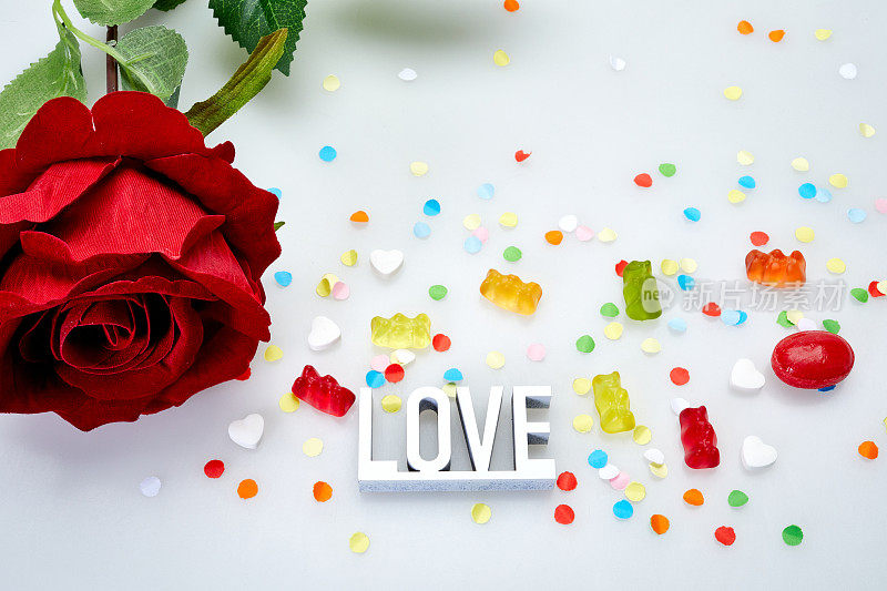五彩纸屑和玫瑰之间的文字爱情