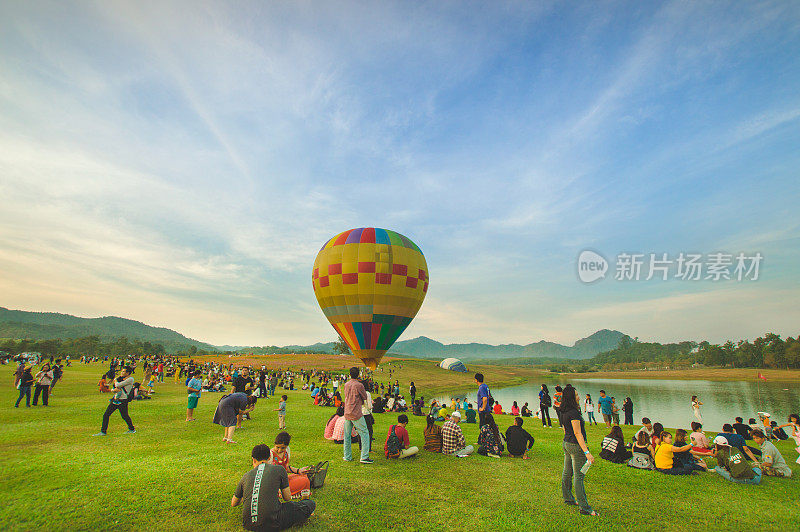 2019年的农场节上，一个热气球飞过游客的头顶。