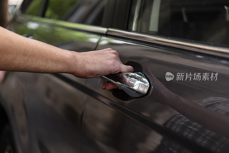 一名男子正在上街上的汽车