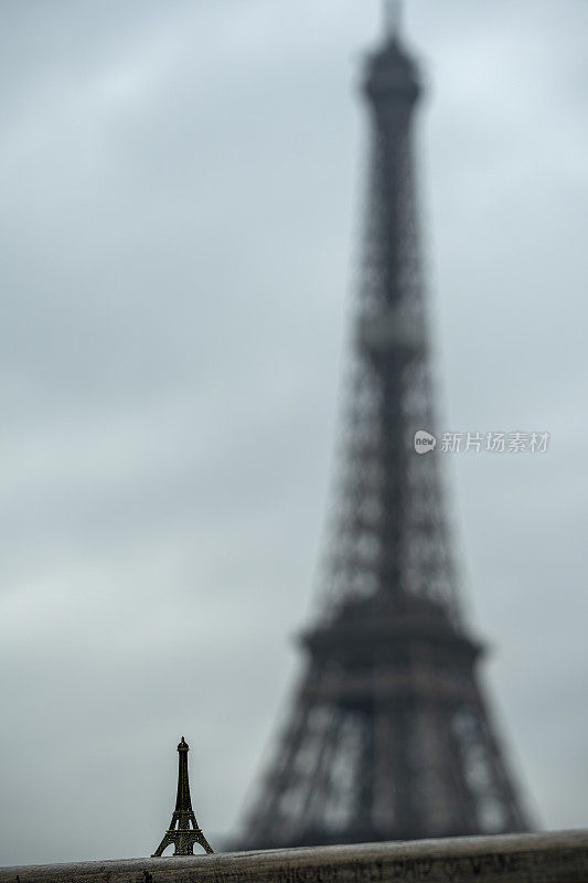 法国巴黎的埃菲尔铁塔，前景是微型的埃菲尔铁塔
