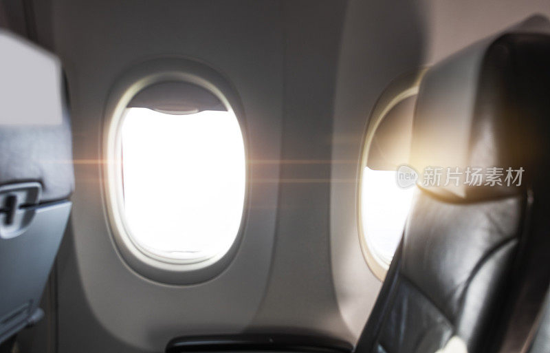 空的飞机座位和有阳光的窗户