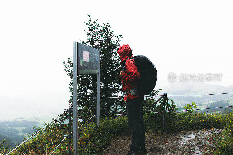 一个背包客在夏天的雨天探索瑞士阿尔卑斯山