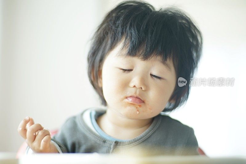 小男孩在家吃饭