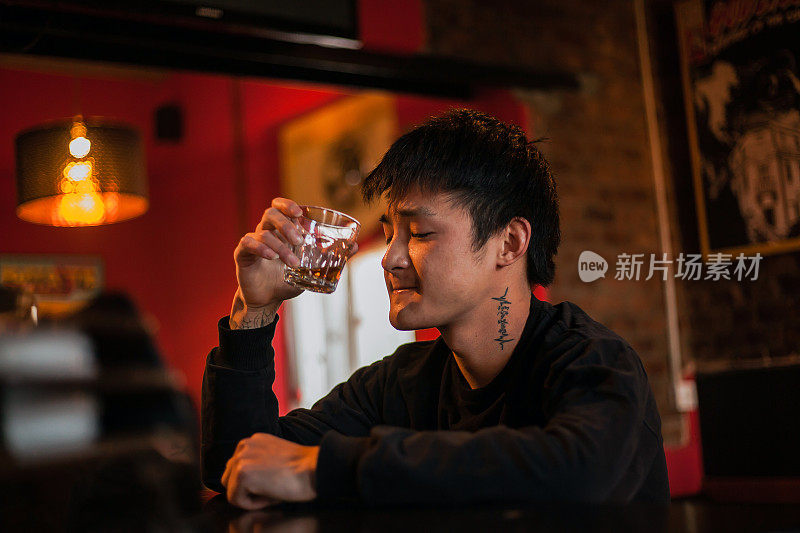 酒吧里的一个中国人