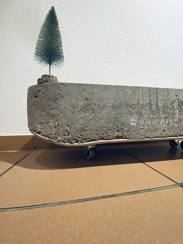 水泥滑板上的小圣诞树