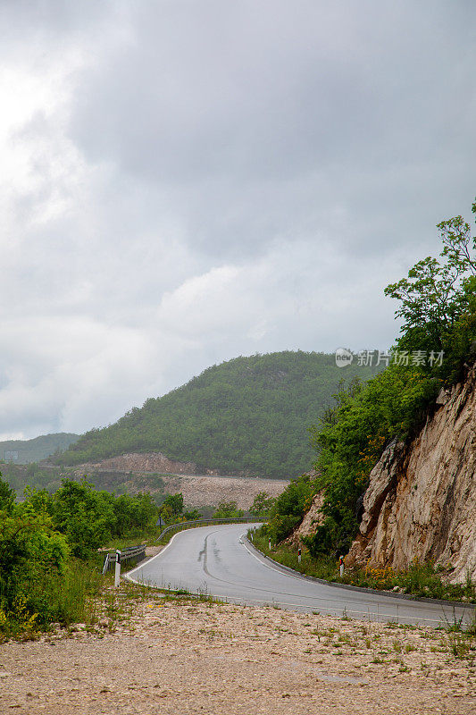 黑山的雨天道路