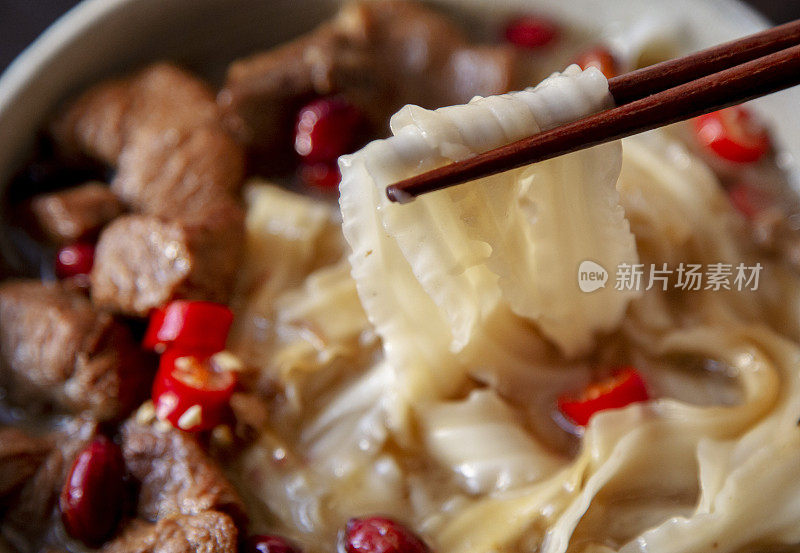中国自制的炖肉排面条