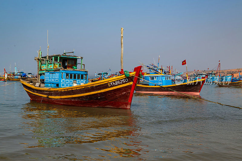 在越南渔村，人们在越南渔船上捕鱼。