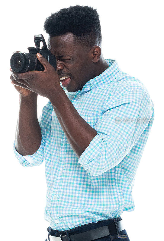 非裔美国男性摄影师站着穿着潇洒的休闲和拿着相机