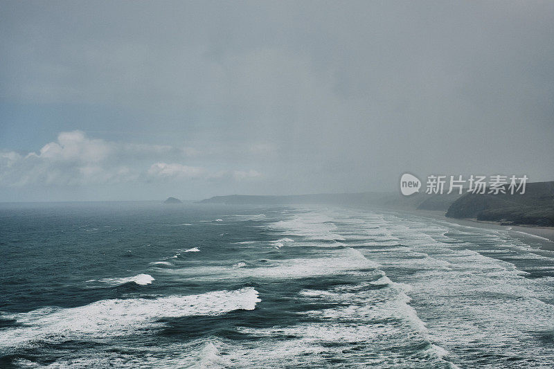 秋日，康沃尔的佩朗波思海滩上下着阵雨。