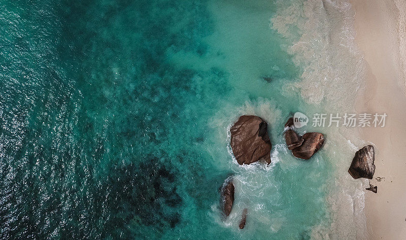 热带海滩，泻湖和岩石