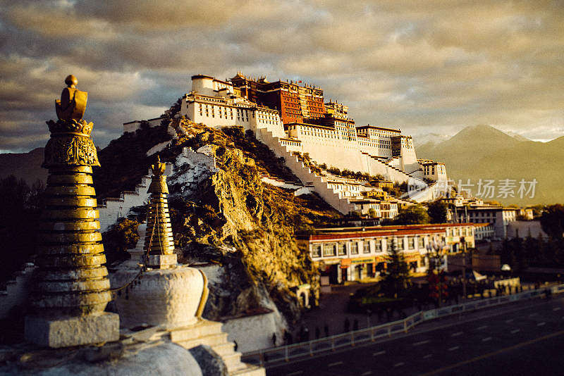 布达拉宫日出(西藏)