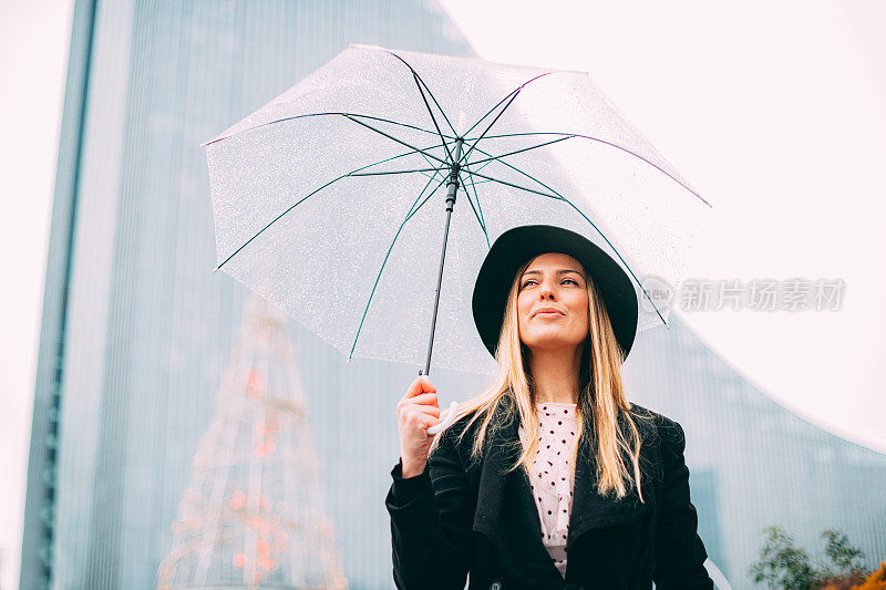 雨中带伞的都市女人