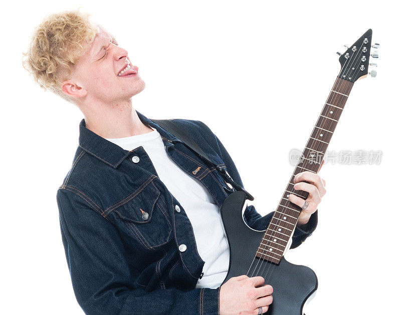 白人男性摇滚音乐家站在白色背景穿着皮夹克和拿着吉他