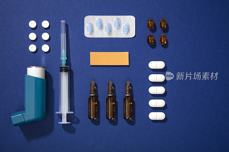 Covid-19、冠状病毒、2019-nCoV，蓝色背景的医疗设备