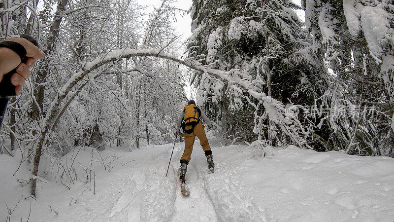 偏远地区的滑雪者登山