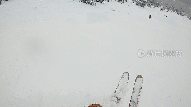 第一人称视角POV背国家滑雪下山高山斜坡