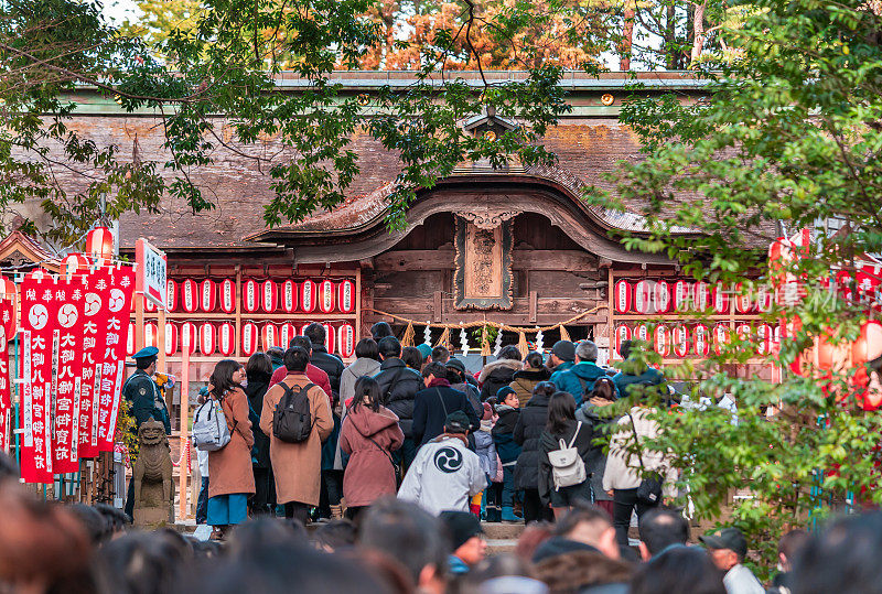 人们前往仙台大崎八幡宫参拜日本新年