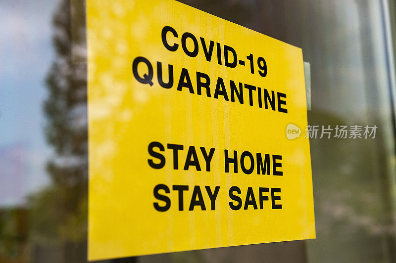 “2019冠状病毒病隔离在家”窗口张贴“保持安全”告示。