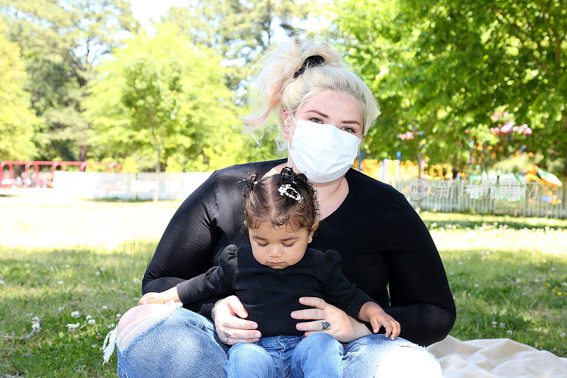 母亲和女儿都戴着口罩，以防止冠状病毒感染