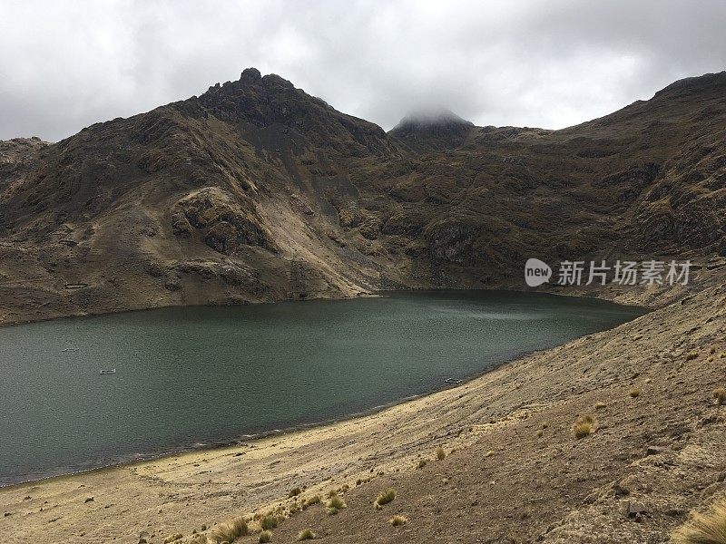 美丽宁静的泻湖在神秘的山谷秘鲁，宁静宁静的背景，全景与魔术师湖