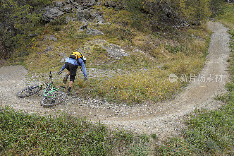 山地自行车手在高山小径上撞车