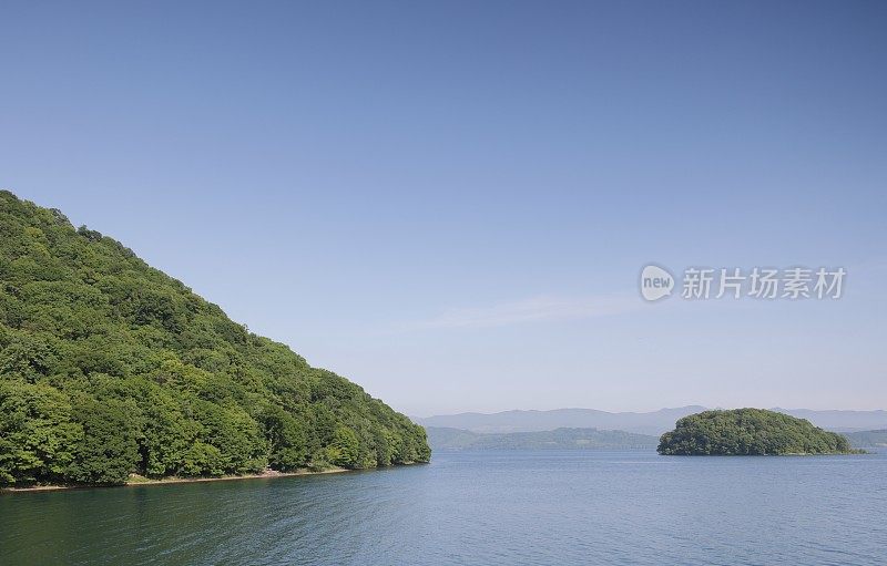 日本北海道托谷湖的岛屿