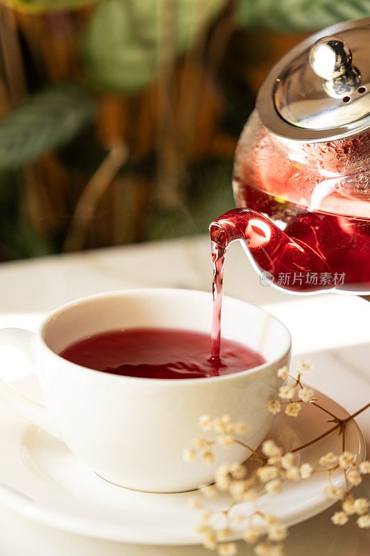 壶里的凉茶，空茶杯