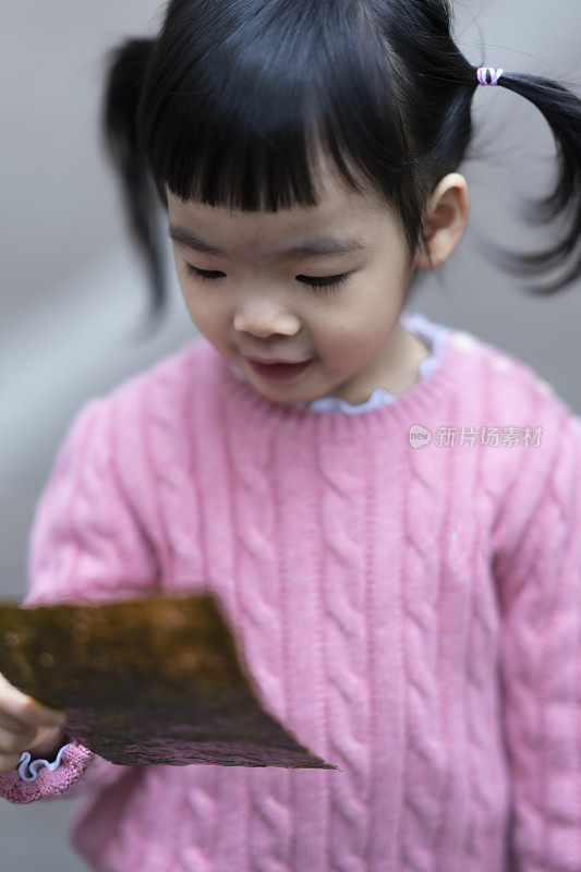 可爱的亚洲小女孩，儿童肖像照片，在公园里快乐地玩耍