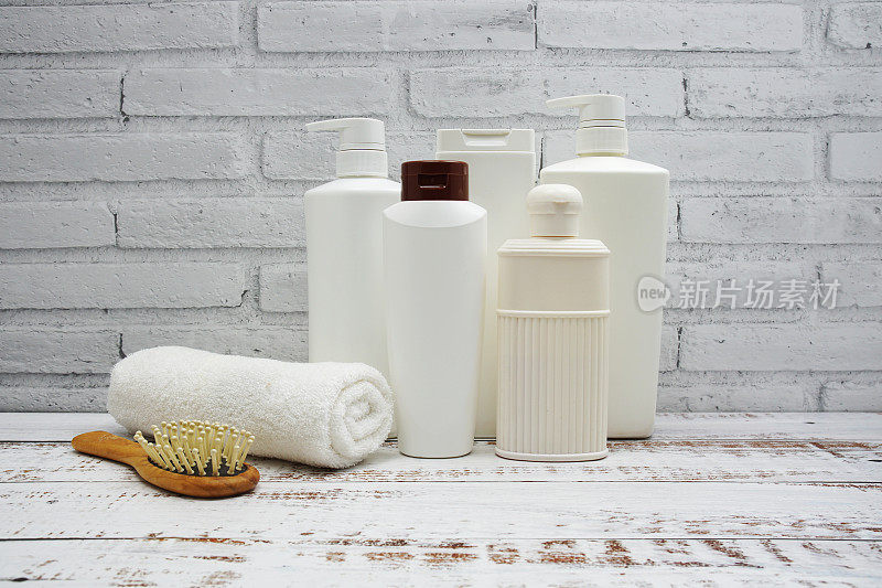 清洁毛巾，洗发水，液体肥皂和其他洗漱用品和室内配件，并留下复印空间