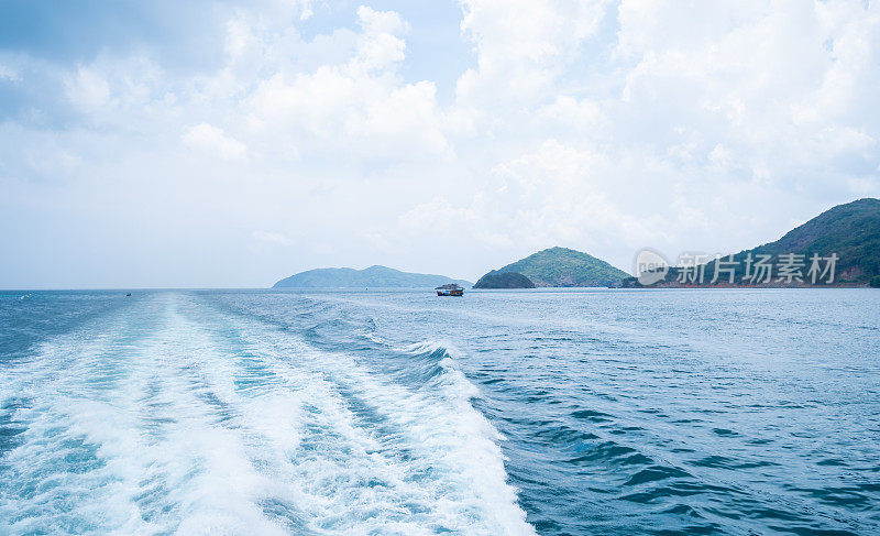 越南孔岛的本坝港，有美丽的碧海蓝天山和五颜六色的小船。