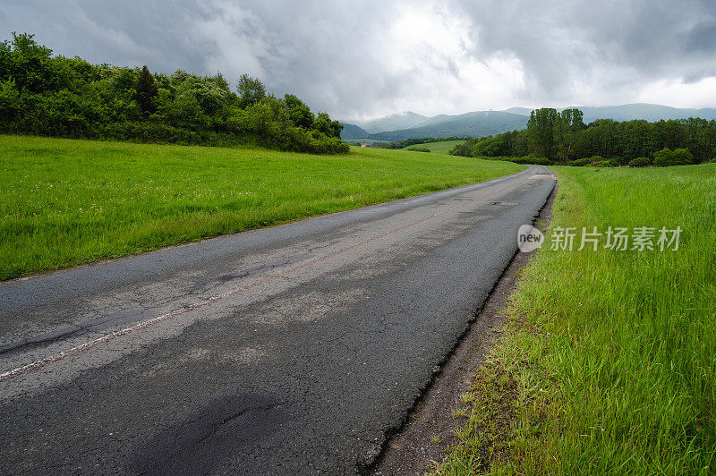 空无一人的道路