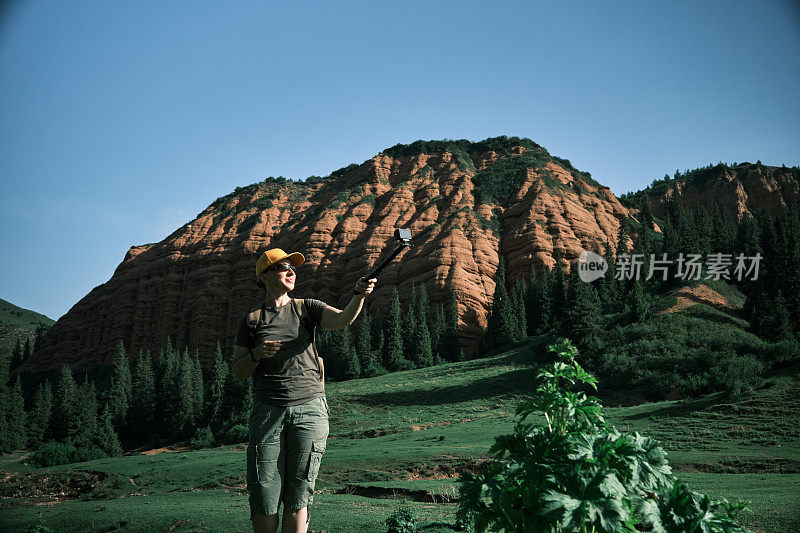 成熟的视频博主正在讲述她在山区的自驾游