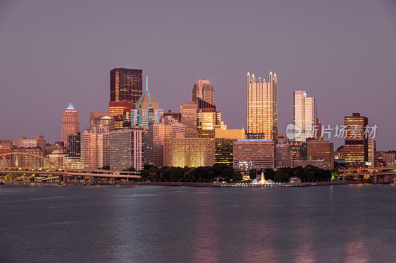 宾夕法尼亚州匹兹堡的市景。阿勒格尼河和莫农加希拉河的背景。俄亥俄河。匹兹堡市中心有摩天大楼和美丽的日落天空