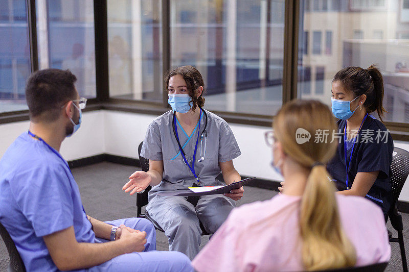 一群医学生围成一圈，讨论学习内容