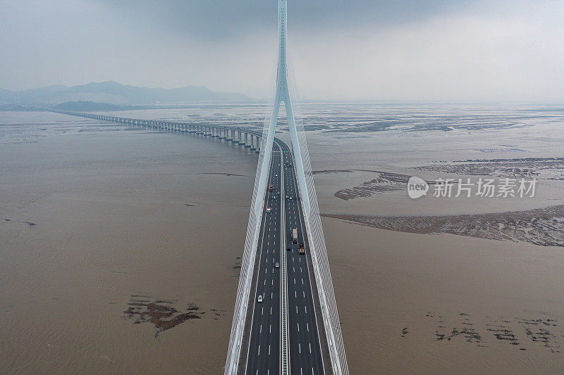 暴雨前跨海大桥上的交通流量