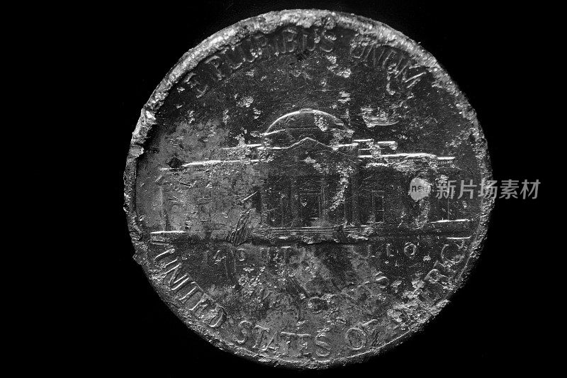 旧粗糙磨损的美国镍币作为货币