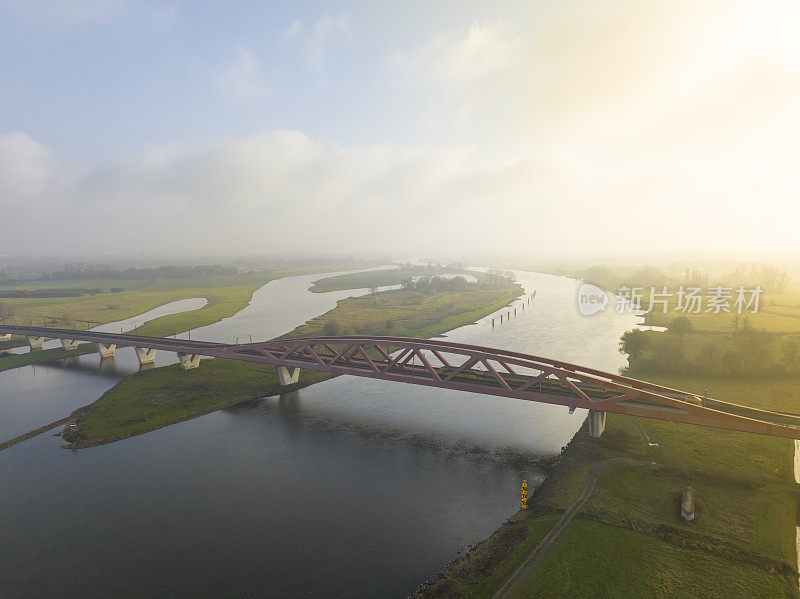 从上面俯瞰艾塞尔河上的汉泽博格火车桥