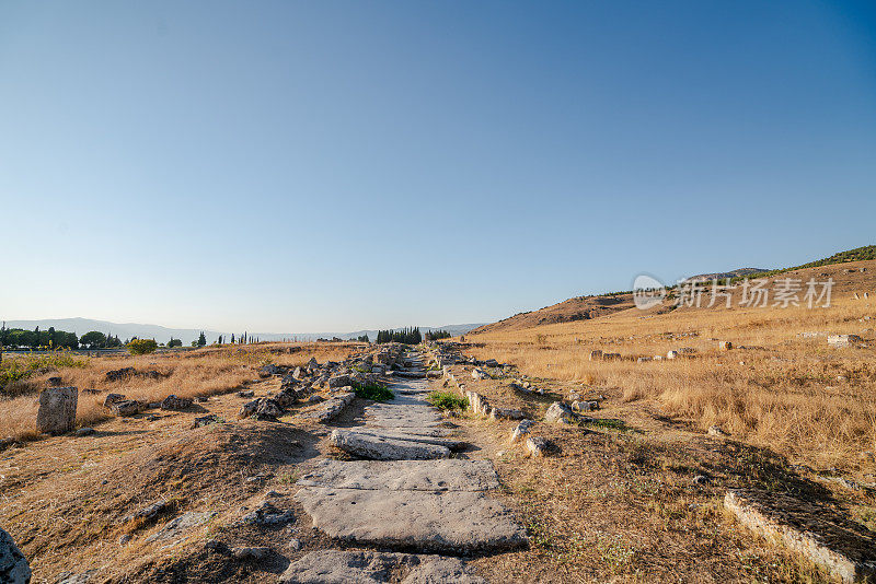 在德尼兹利的Pamukkale，日落时分的古代赫拉波利斯遗址