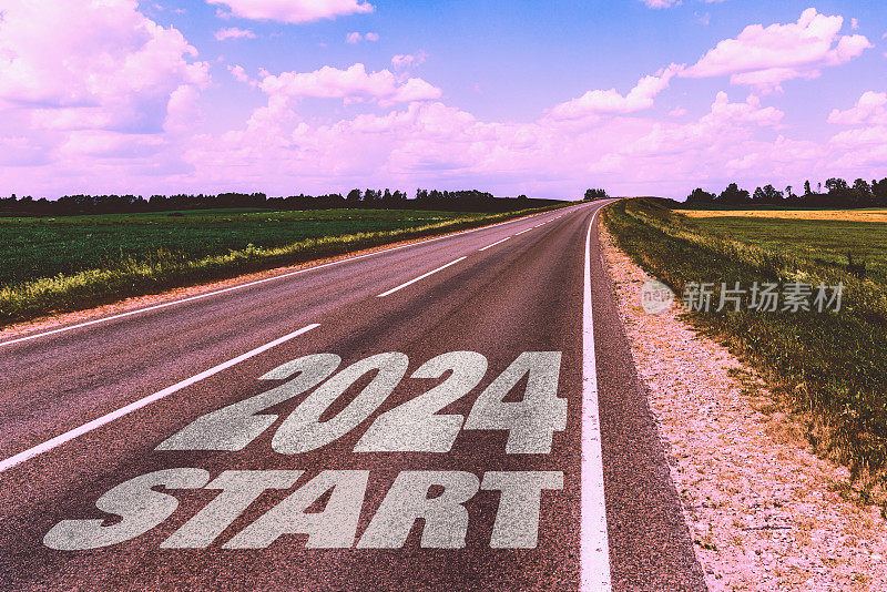 启动计划为2024年。2024年新年自驾游旅行与未来愿景概念。自然景观。通往2024年初新年庆祝活动的道路，为新的和成功的开始