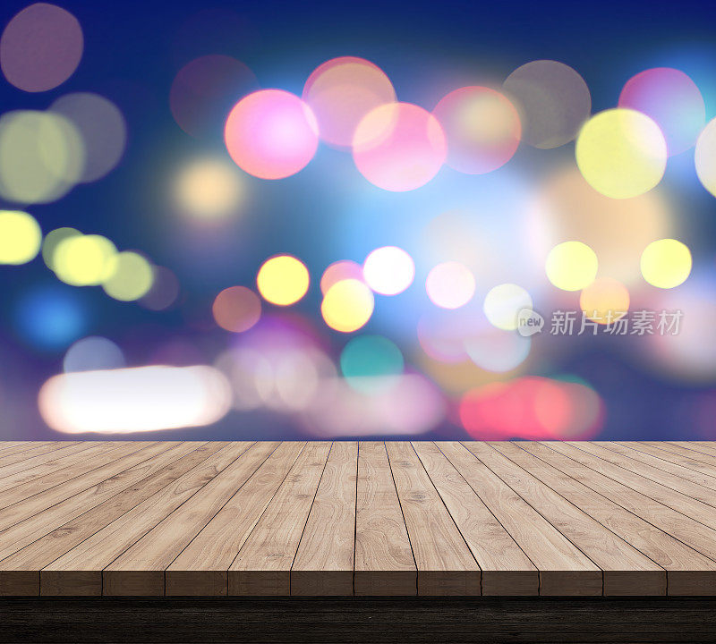 木质桌面与模糊的光彩色散景抽象背景