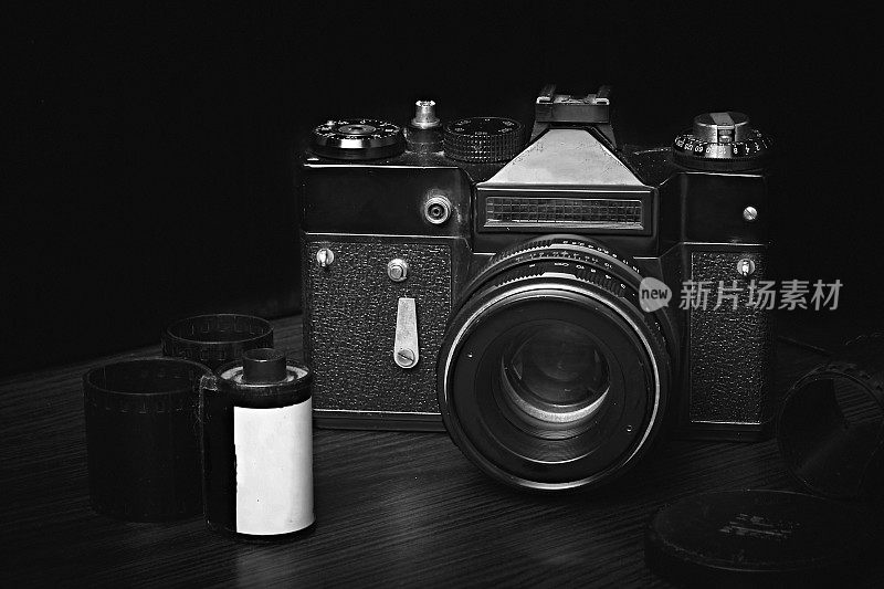 旧胶片测距单反相机，胶卷卷轴，冲洗胶卷，黑白摄影