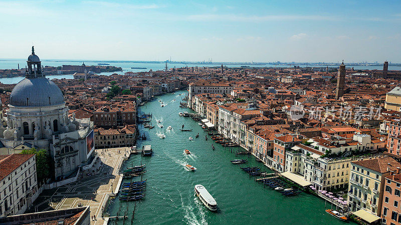 意大利威尼斯鸟瞰图，威尼斯建筑和运河的无人机拍摄，圣玛丽亚德拉致敬的鸟瞰图，圣马可广场与大教堂和钟楼的无人机场景