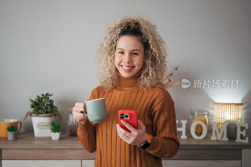 一个年轻漂亮的女人喝茶或喝咖啡的画像