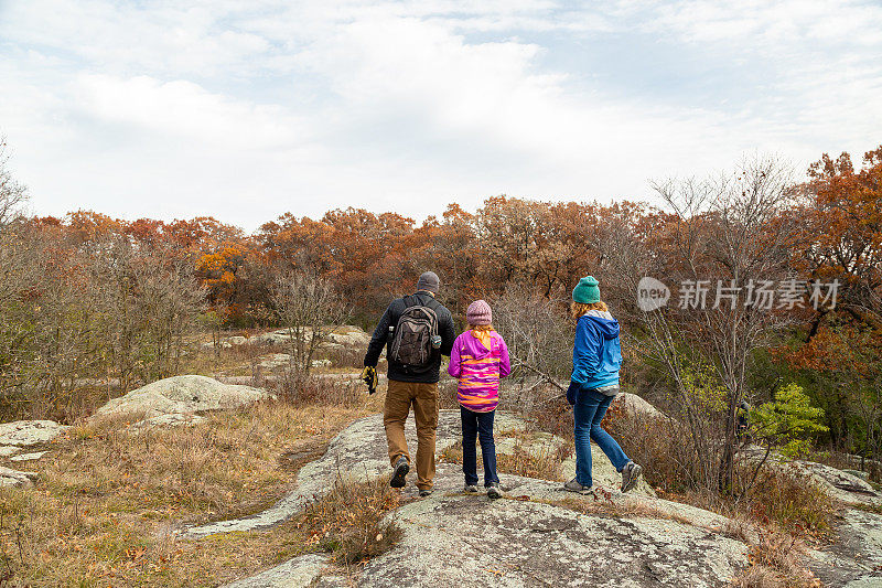 秋天在大花岗岩上的家庭徒步旅行