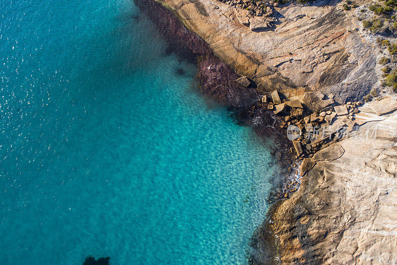 海滨鸟瞰图，沙滩和海水蓝色的海洋