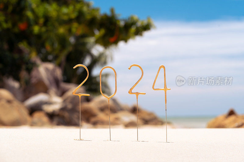 在热带海滩的海岸上，雪白的沙滩上画着即将到来的2024年新年的数字