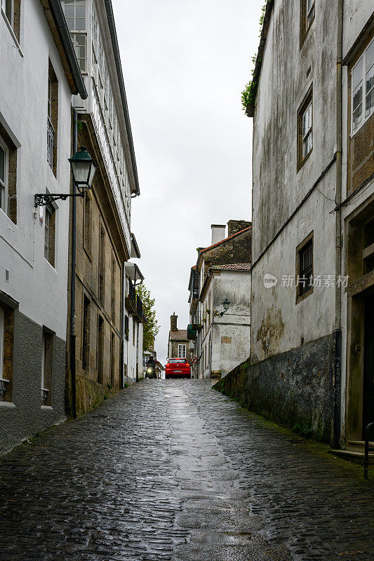 下雨天，西班牙圣地亚哥德孔波斯特拉陡峭的街道